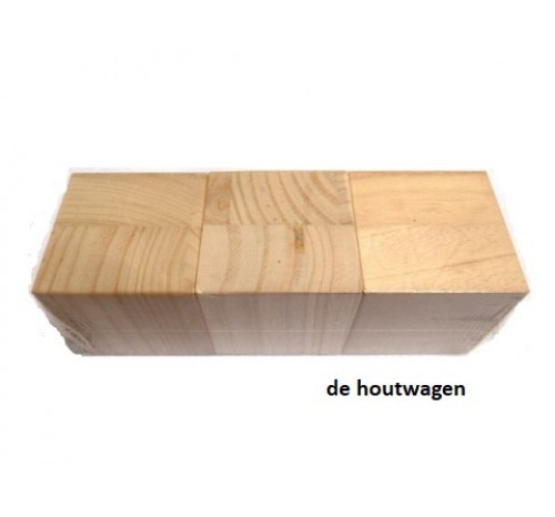 3 houten blokken 8 x 8 x 8 cm.